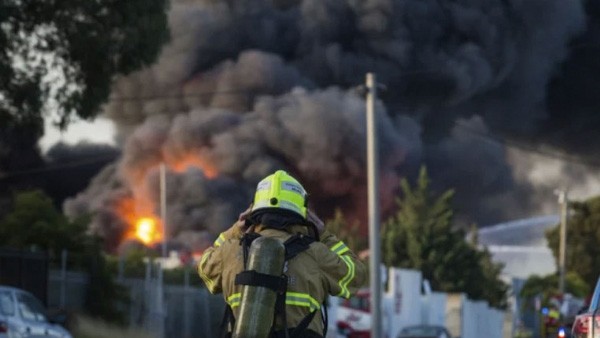Avustralya’nın Melbourne şehrinde bulunan bir kimyasal fabrikada yangın çıktı.