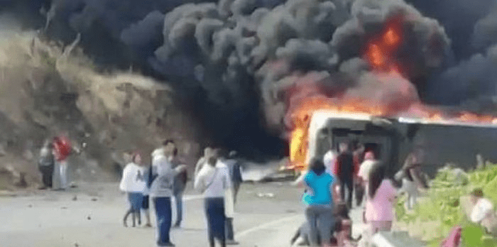 Meksika'da Veracruz şehrinde turistleri taşıyan bir yolcu otobüsü ile TIR çarpıştı.
