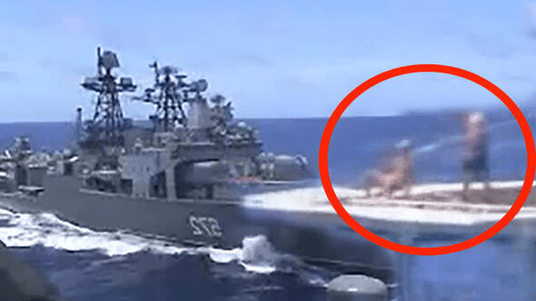 ABD ve Rus askeri gemilerinin Filipinler Denizi'ndeki çarpışma tehlikesinin yeni görüntüleri ortaya çıktı.