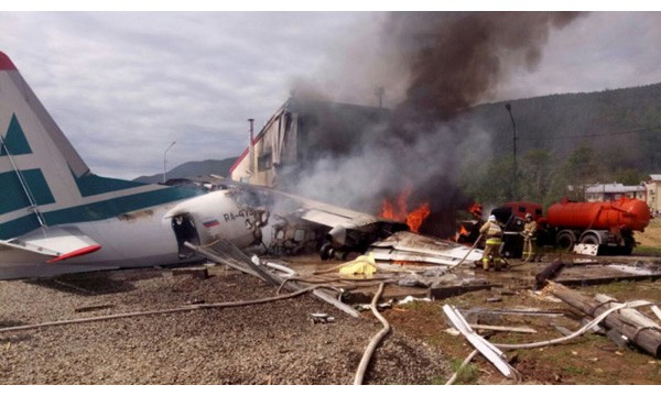 Rusya'da acil iniş yapan uçak pistten binaya çarptı, pilotlar öldü. Çok sayıda yaralı var.