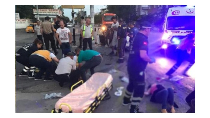 Ankara’da, kavşakta iki otomobilin çarpıştığı kazada, 1’i ağır, 8 kişi yaralandı.
