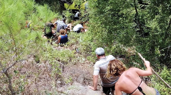 Antalya'nın Alanya ilçesinde safariye çıkanları taşıyan cipin 20 metrelik uçurumdan yuvarlandığı kaza.