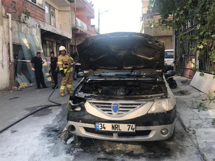 İstanbul Kadıköy’deki evinde parlayan tüpü panikle eline alan yaşlı adam, tüpü dışarı attı.