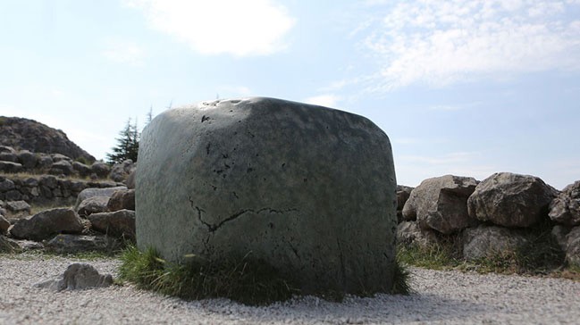 Hattuşa Antik Kenti'nde bulunan büyük "yeşil kaya"nın sırrı henüz bilinmiyor.