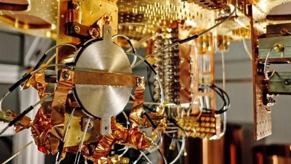 Google, 53 kübit Sycamore kuantum bilgisayar çipi ile kuantum üstünlüğü elde etmeyi başardı.
