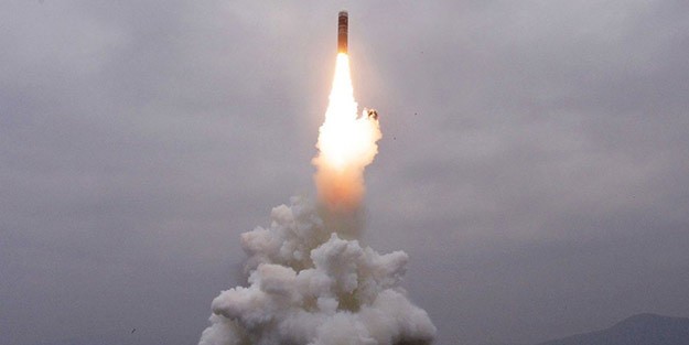 Kuzey Kore, 910 kilometre irtifaya ulaşıp 450 kilometre mesafe kat eden Pukguksong-3 adlı roketi fırlattı.