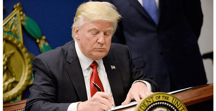 ABD Başkanı Donald Trump, 2020 Ulusal Savunma Yetki Yasası'nı (NDAA) imzalayarak...