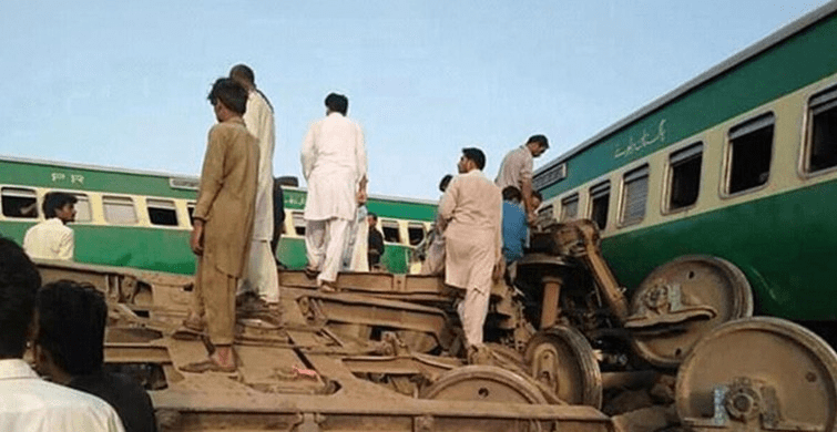 Pakistan'ın Sukkur kentinde meydana gelen kazada tren ile yolcu otobüsü çarpıştı.