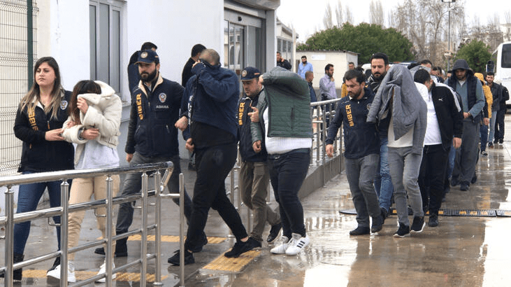 Adana'da yasa dışı bahis oynatarak 2 milyon 165 bin liralık vurgun yapan çete.