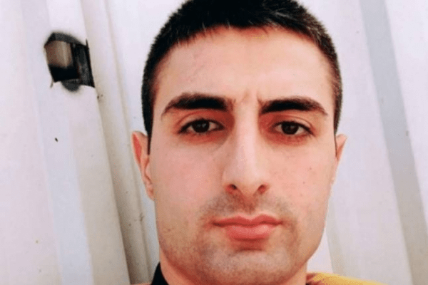 Bursa'da Ahmet Babur (24), kendisine hakaret ettiğini öne sürdüğü çocukluk arkadaşı Emrah Arslanoğlu.