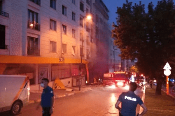 İstanbul Bahçelievler'de bir binanın giriş katında patlama meydana gelen patlama.