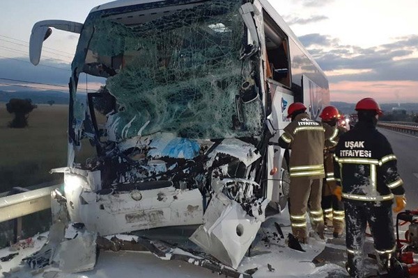 Uşak'ta yolcu otobüsü kamyona arkadan çarptı. Kazada, otobüs şoförü ile yardımcı şoför hayatını kaybetti.