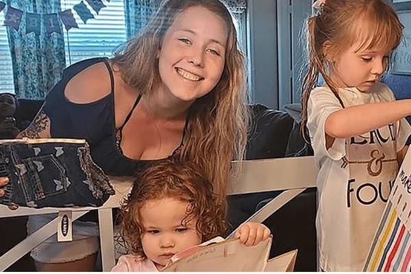 Teksas'da yaşayan 31 yaşındaki anne Natalie Chambers ve 2 ve 4 yaşlarındaki kızları Isabel ve Elise