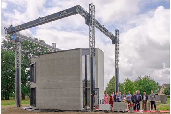 Kamp C adındaki Belçikalı bir firma, kısa bir süre önce ilk iki katlı, 3D yazdırılmış evinin inşasını tamamladı.