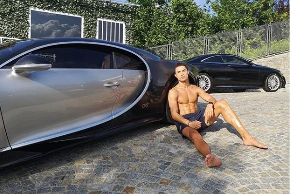 Cristiano Ronaldo, şampiyonluğu kutlamak için kendine 8,5 milyon pound değerinde bir Bugatti Centodieci hediye etti.
