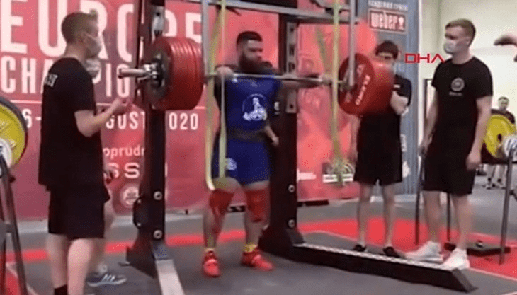 Rusya'da halterci Alexander Sedykh, 400 kilogram ağırlığı kaldırmaya çalışırken canlı yayında...