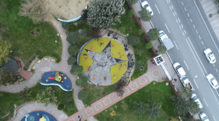Küçükçekmece'de zemininde yıldız motifinin çizili olduğu bir çocuk park.