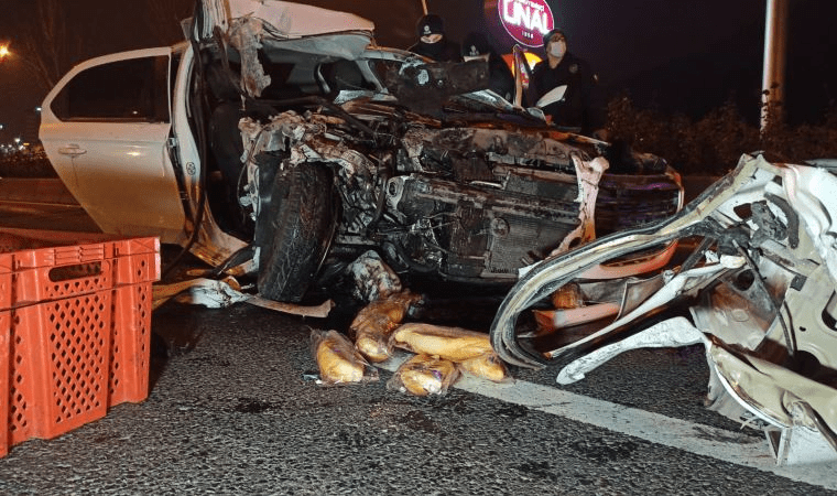 Ankara'da alkollü sürücü, ekmek yüklü kamyonete çarptı.