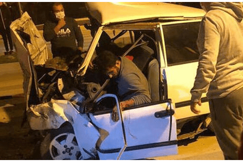 Antalya'nın Kumluca ilçesinde iki otomobilin çarpışması sonucu 3 kişi hayatını kaybetti.