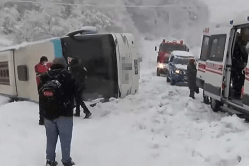 Kar yağışı nedeniyle sürücüsünün kontrolünü kaybettiği yolcu otobüsü...