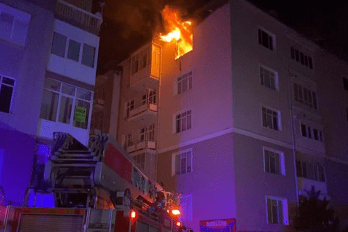 Konya'da, 5 katlı apartmanın en üst katında çıkan yangın.
