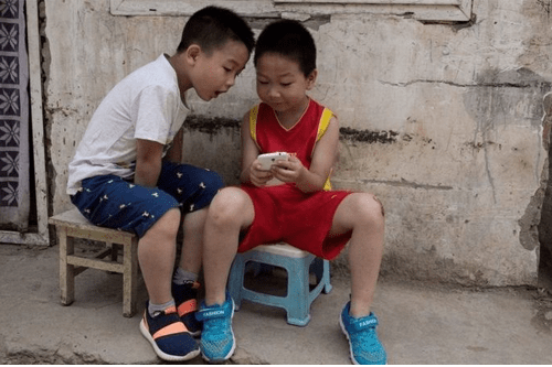 Çin'de çocukların okullarda cep telefonu kullanması yasaklandı.