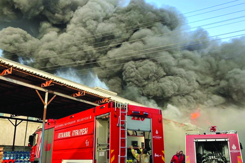 Küçükçekmece'deki geri dönüşüm tesisinde çıkan yangına itfaiye ekipleri müdahale ediyor.