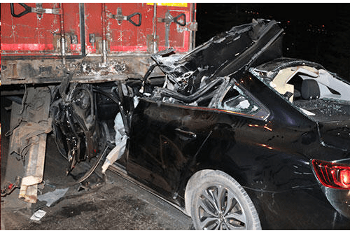 Kocaeli'nin İzmit ilçesinde otomobilin tıra arkadan çarptığı kazada 1 kişi öldü, 1 kişi yaralandı.