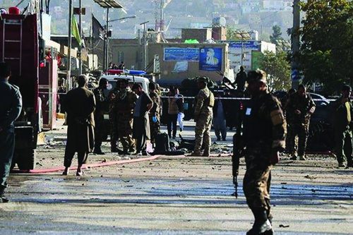 Kabil'de devlet memurlarını taşıyan minibüse bombalı saldırı düzenlendi.