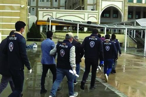 Antalya’da bilişim suçlarından kesinleşmiş hapis cezaları bulunan 4 kişi yakalandı.