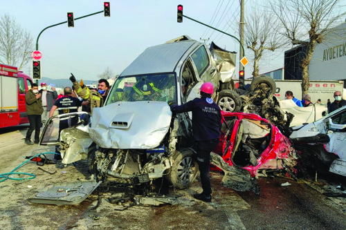 Bursa’da freni patlayan tırın dehşet saçtığı kaza.