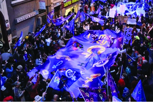 İstanbul'da 8 Mart Feminist Gece Yürüyüşü'ne katılan bazı kadınların gözaltına alındıkları bildirildi.