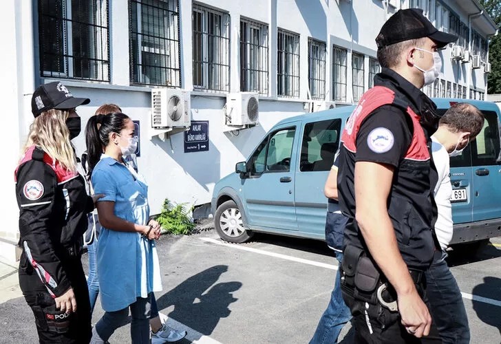 Bursa'da yurt dışından kaçak yollarla getirilen bir çoğu Kazakistan uyruklu genç kadın.
