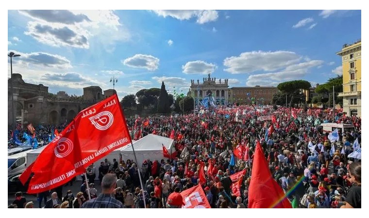 İtalya'nın başkenti Roma'da yaklaşık 200 bin kişi faşizm karşıtı gösteride bir araya geldi.