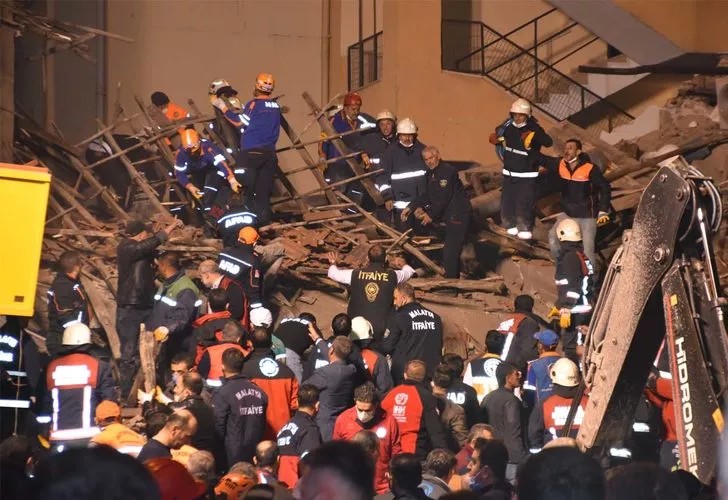 Malatya'da 2 katlı binanın çökmesinin ardından çok sayıda kişi enkaz altında kalmış.