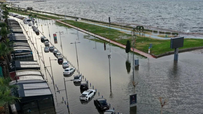 İzmir’de hafta sonu etkili olan sağanak ve fırtınada denizin taşması.